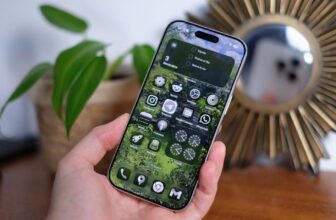 Find out how to make your lock display background holographic in iOS 26